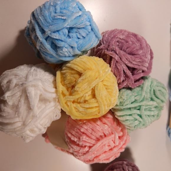 6 SKEINS YARN - Picture 8 of 9